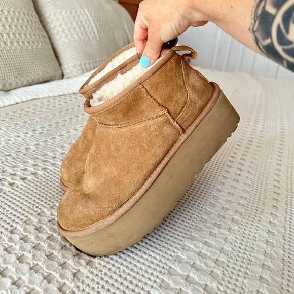 PLATFORM UGGS SIZE 8 - Picture 1 of 3